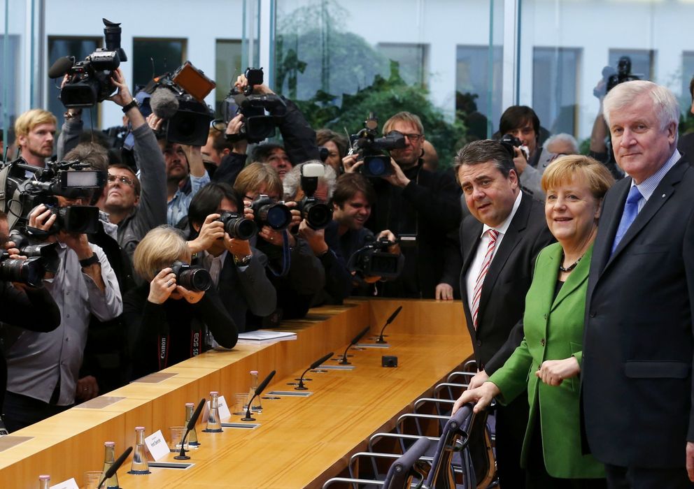 Foto: Angela Merkel, Horst Seehofer (CSU) y Sigmar Gabriel (SPD) en rueda de prensa tras firmar el pacto (Reuters).