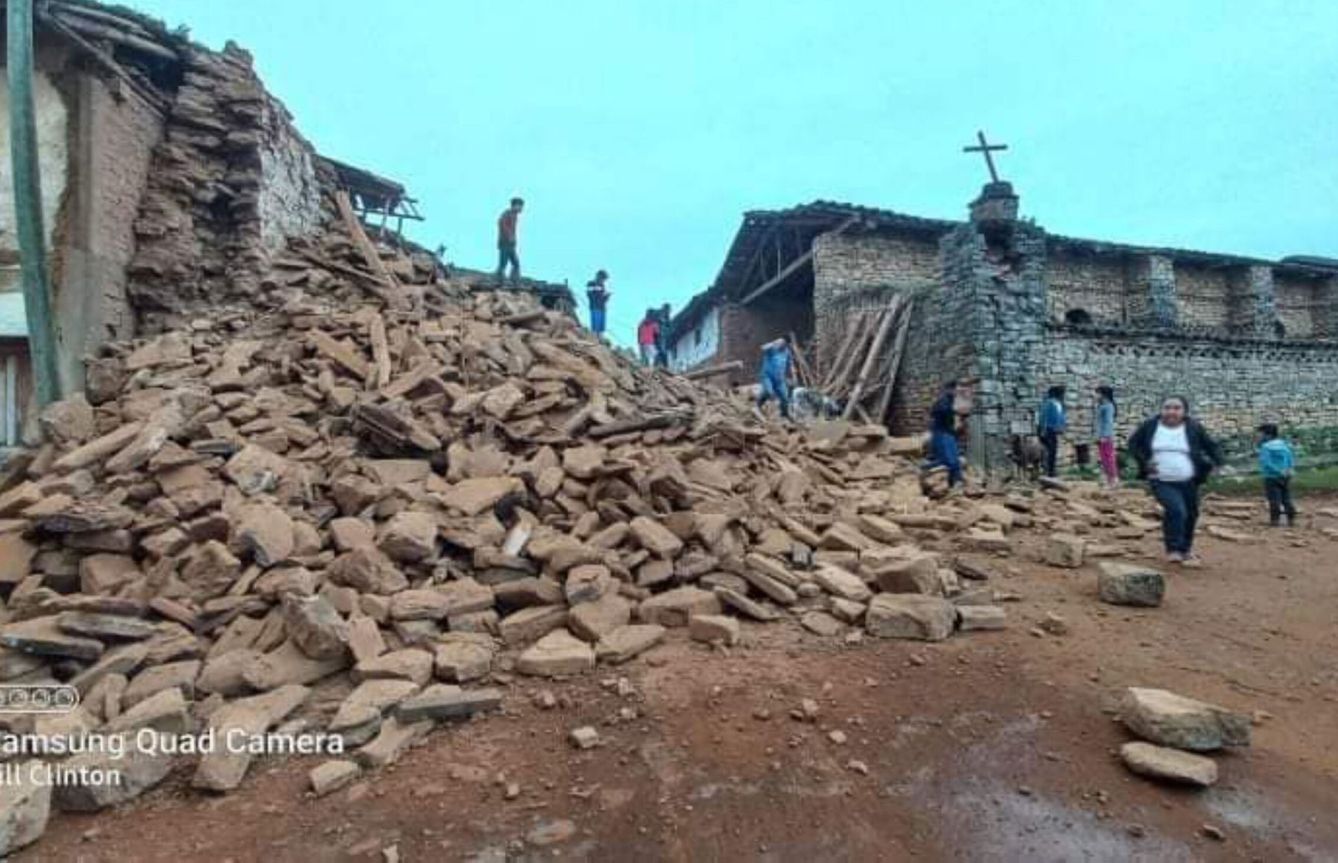 Edificios derruidos tras el terremoto en Perú. (EFE)
