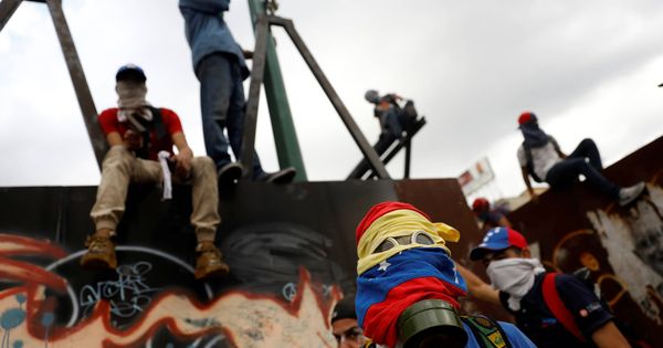 Foto: Manifestantes durante una protesta contra el presidente Nicolás Maduro, en Caracas, Venezuela. (Reuters) 