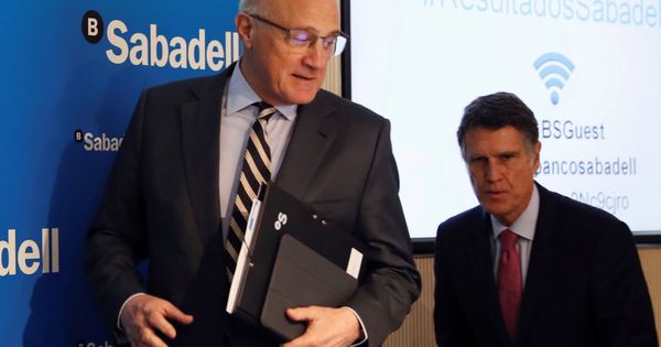 Foto: El presidente del Banco Sabadell, Josep Oliu (i), junto al consejero delegado, Jaume Guardiola.