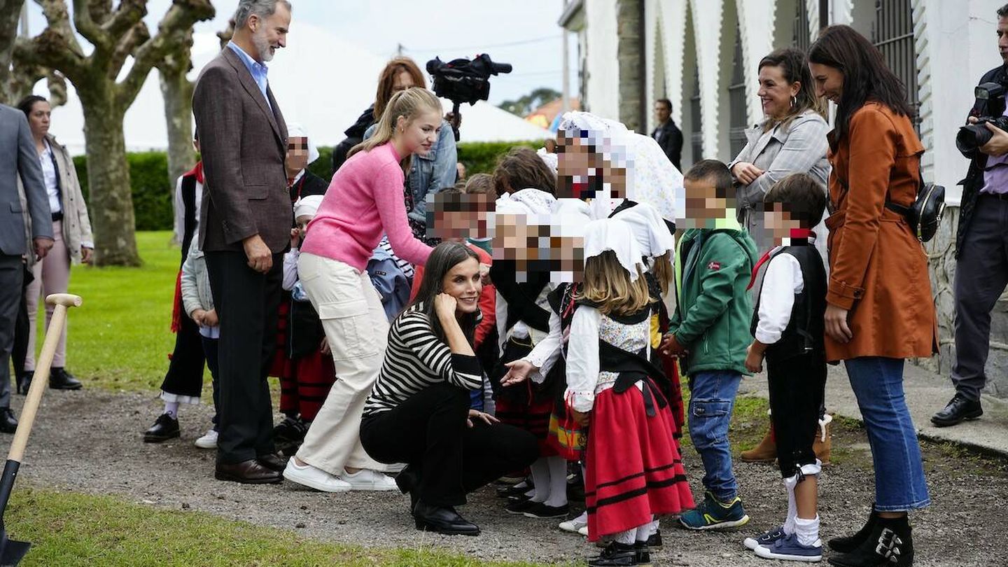 Letizia, Leonor y Felipe VI charlan con los pequeños del pueblo. (Limited Pictures)