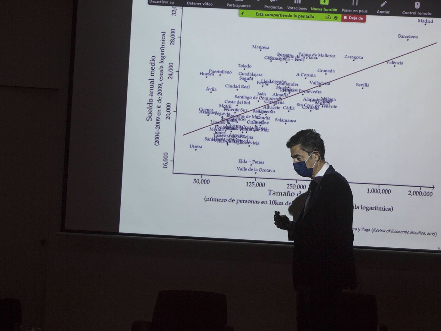 Diego Puga, en una conferencia en Valencia. (Eva Ripoll)