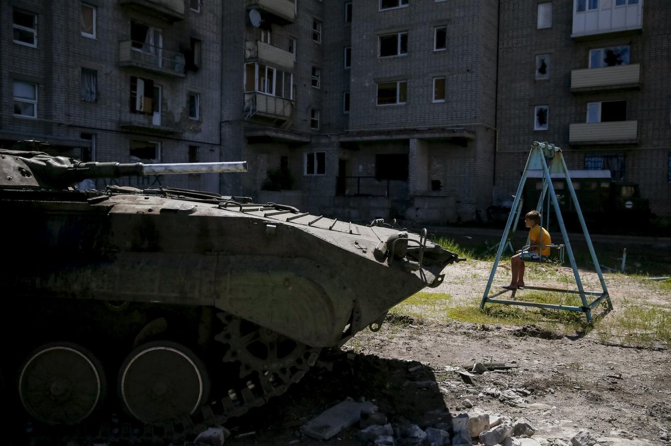 Un niño junto al edificio donde reside, destrozado por la artillería, en Avdeyevka, cerca de Donetsk (Reuters).