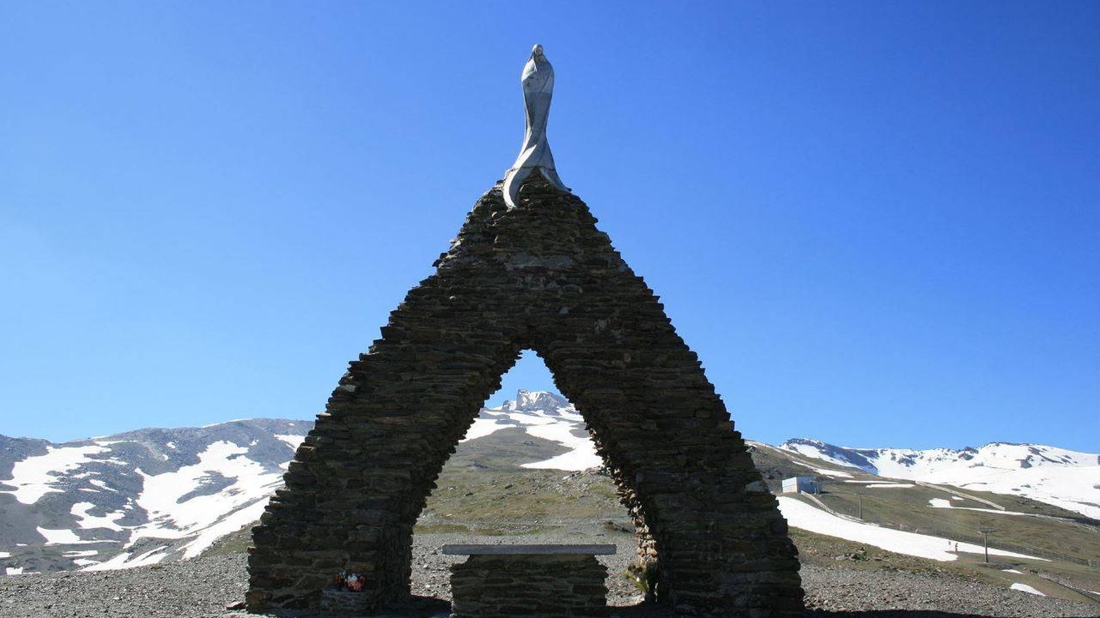 Foto: Monumento a la Virgen de las Nieves en Sierra Nevada (José Manuel Ferro/Wikipedia)
