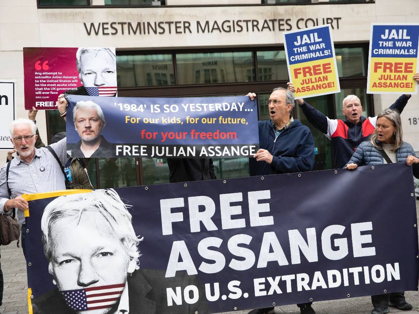  Manifestantes en Londres en contra de la extradición de Assange. (Getty)