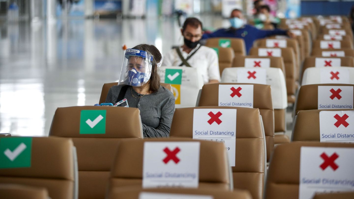 Nacionales españoles esperan a ser repatriados en un vuelo desde Bangkok, Tailandia. (EFE)