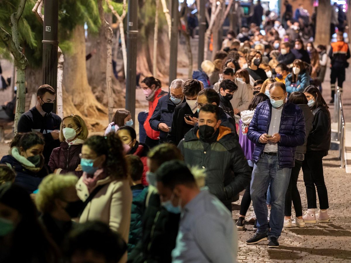 Foto: Cientos de personas esperan para hacerse un test en Murcia (EFE/Guillén)