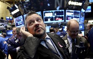 Wall Street se aferra a su zona de récord a pesar de la caída de la producción industrial