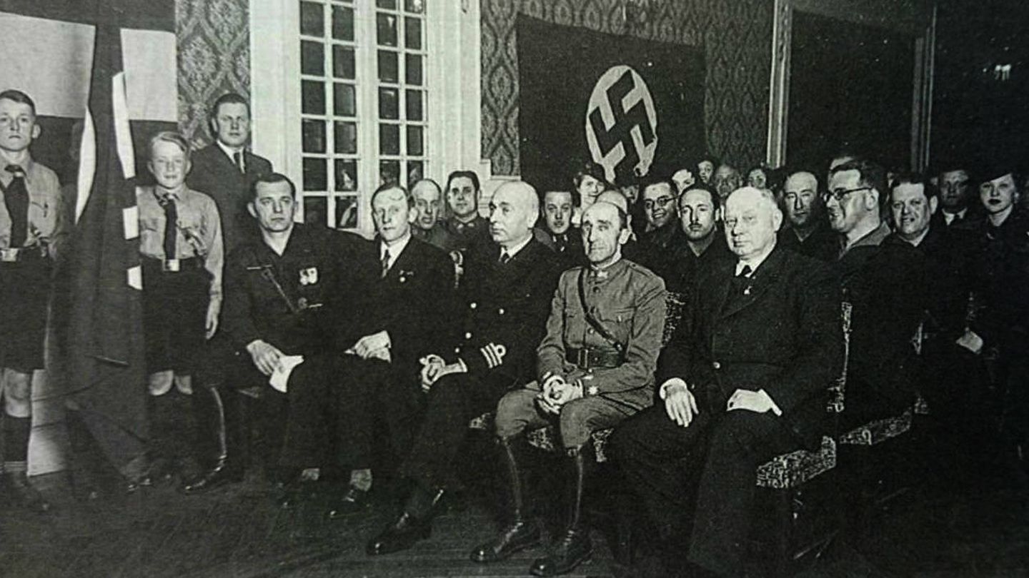 Reunión del NSDAP en Vigo, con dos miembros de la sección viguesa de las Juventudes Hitlerianas