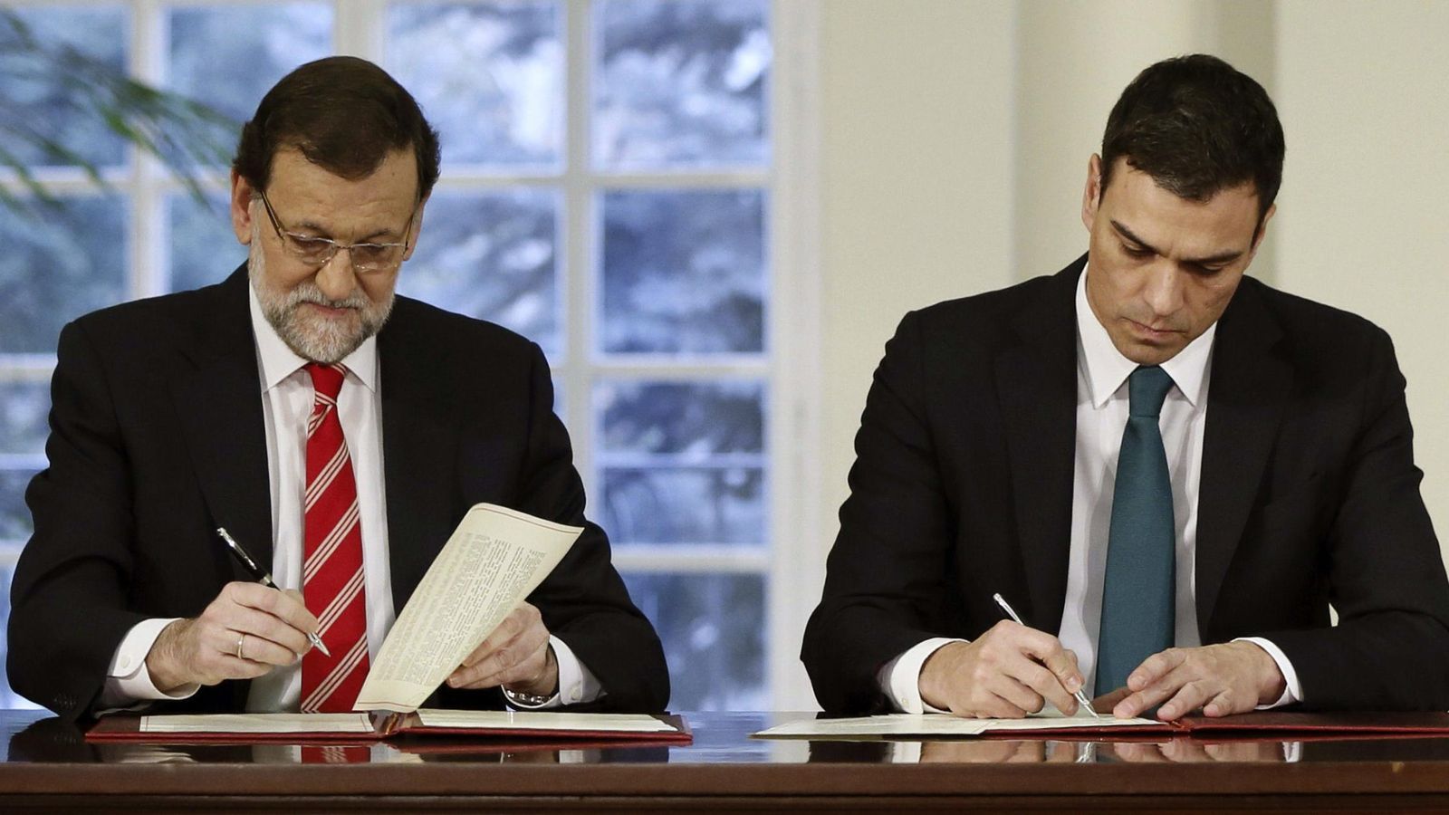 Foto: Mariano Rajoy y Pedro Sánchez, juntos en febrero firmando su primer pacto de Estado (EFE)