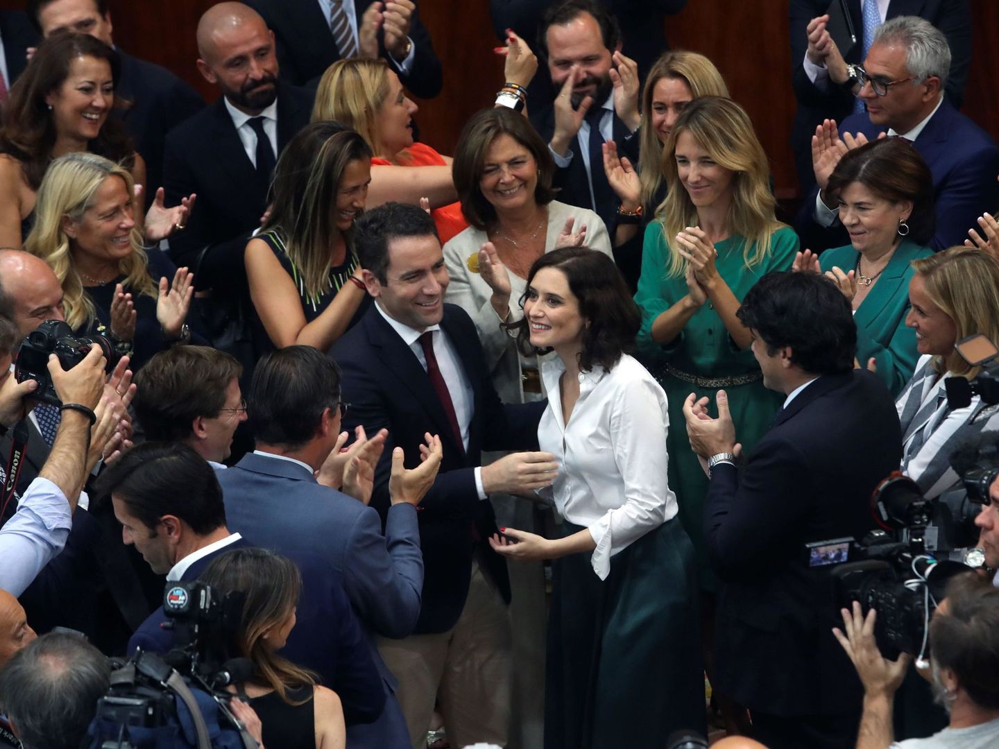 Teodoro García Egea, número dos del PP, felicita a Díaz Ayuso. (EFE)