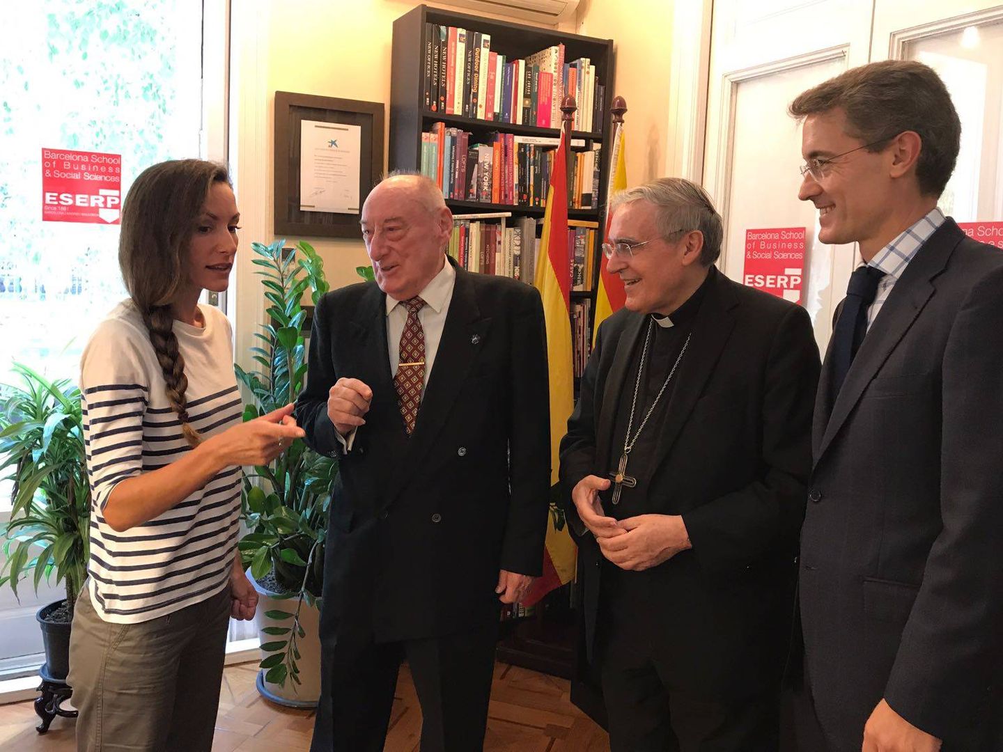De izquierda a derecha: Telma Ortiz, el reverendo Santiago Bueno, el cardenal de Barcelona y José Barquero. (ESERP)