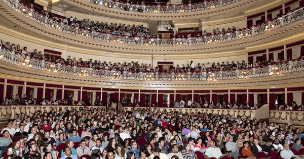 Foto: Una clase para los alumnos del MIR de Oviedo en un teatro. (MIR Asturias)