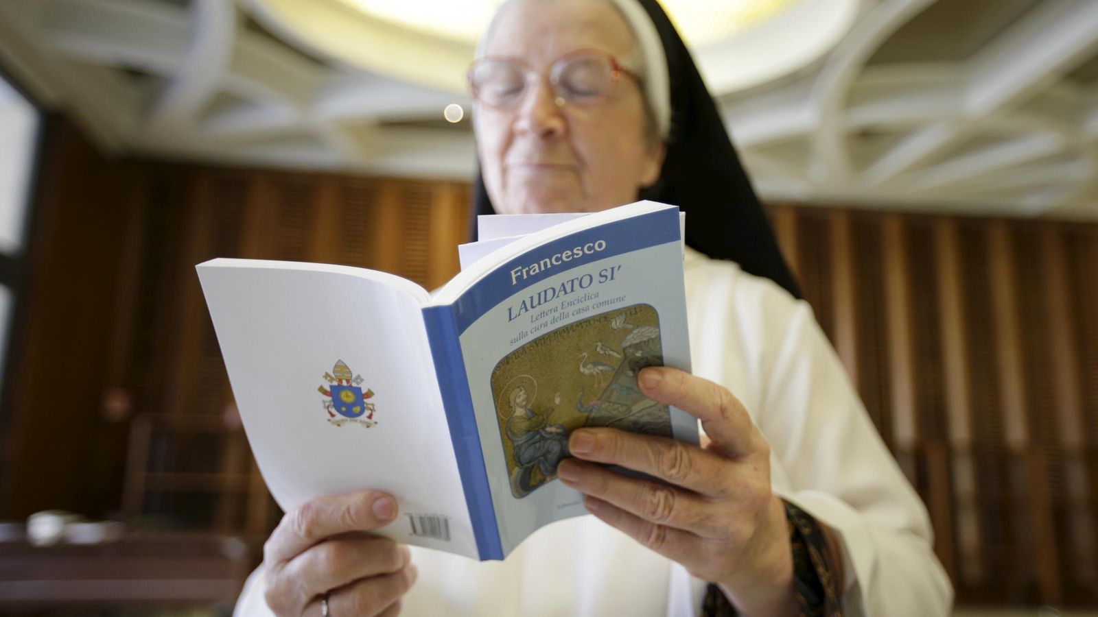 Foto: Una monja lee 'Laudato si', la nueva encíclica del papa Francisco. (Reuters)