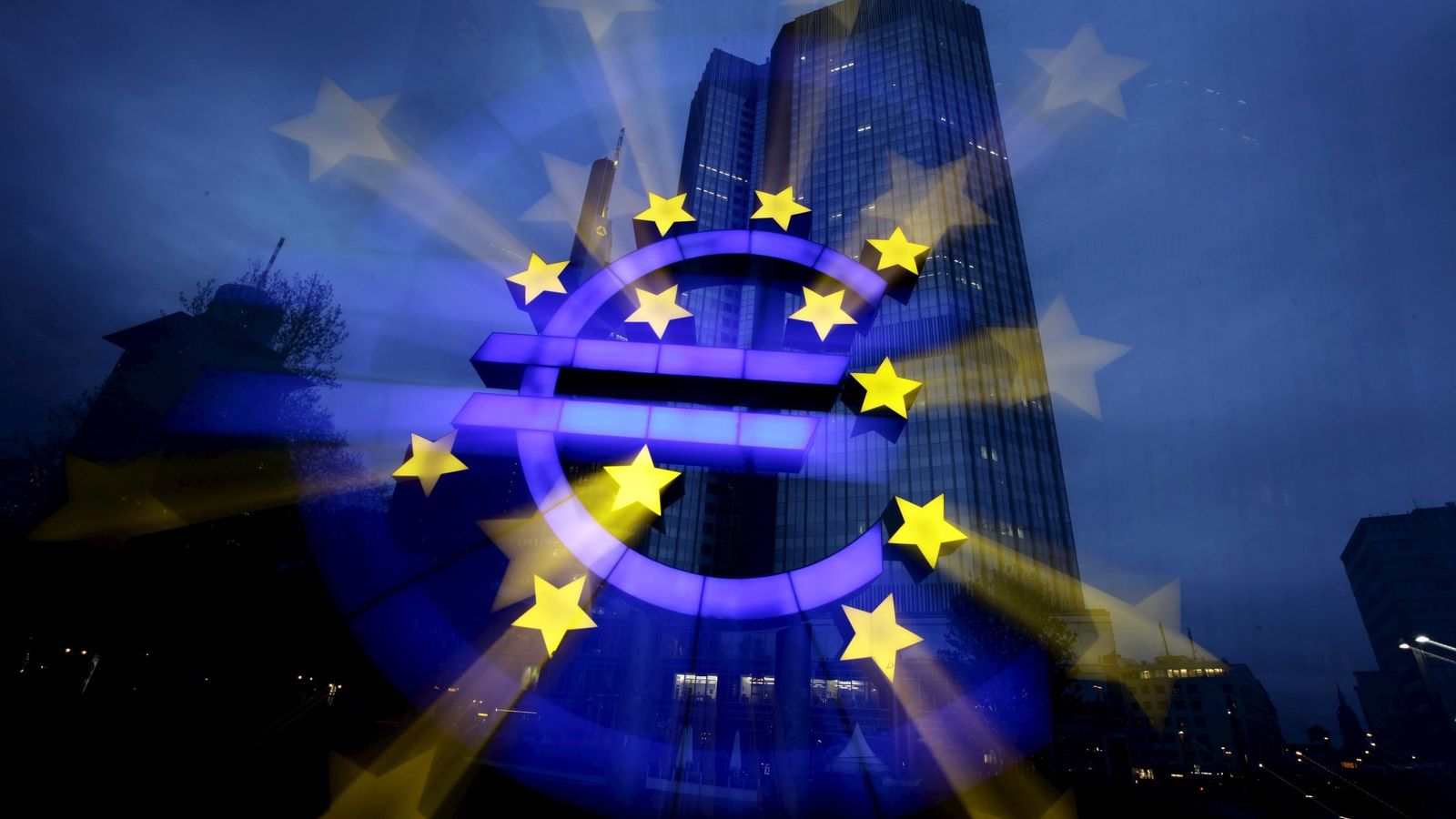 Foto: Símbolo del euro delante del edificio del BCE en Fráncfort (Reuters)