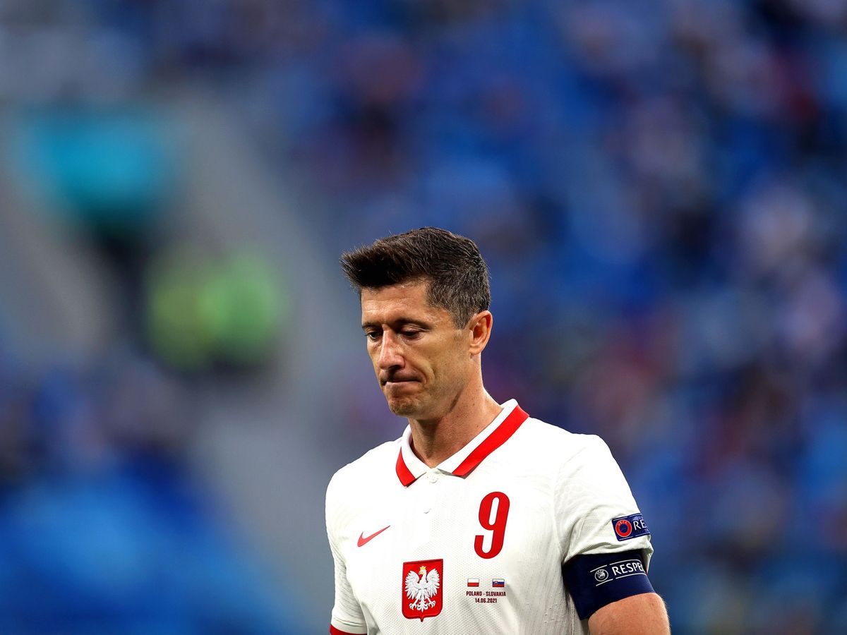 Foto: Lewandowski, capitán de Polonia, se lamenta del resultado frente a Eslovaquia. (Reuters)
