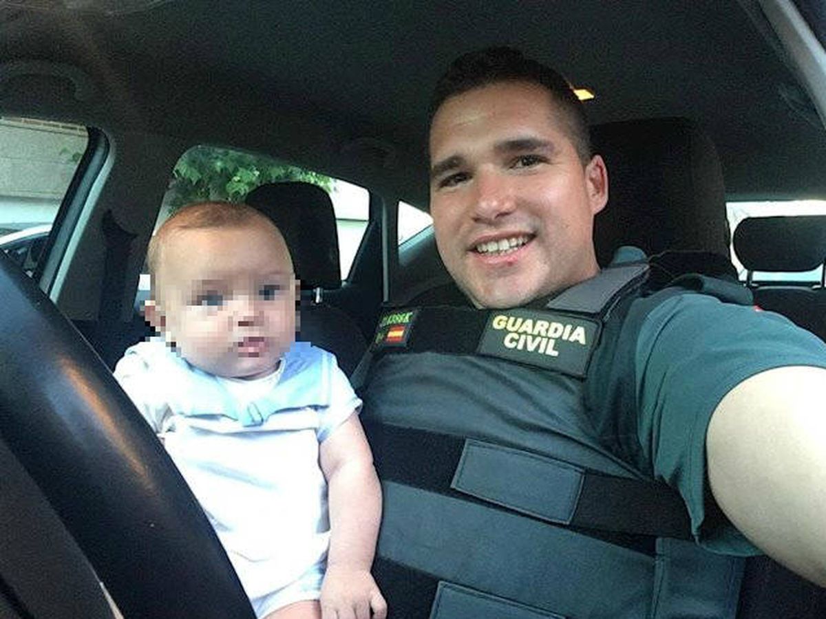 Foto: Imagen del guardia civil junto con el bebé al que salvó. (Guardia Civil)