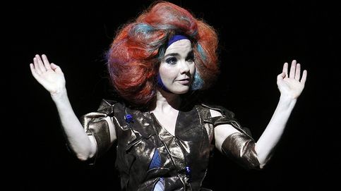 Björk Guðmundsdóttir (no le cabe en el DNI) cumple 55: ataques de furia, gorgoritos y un fan asesino