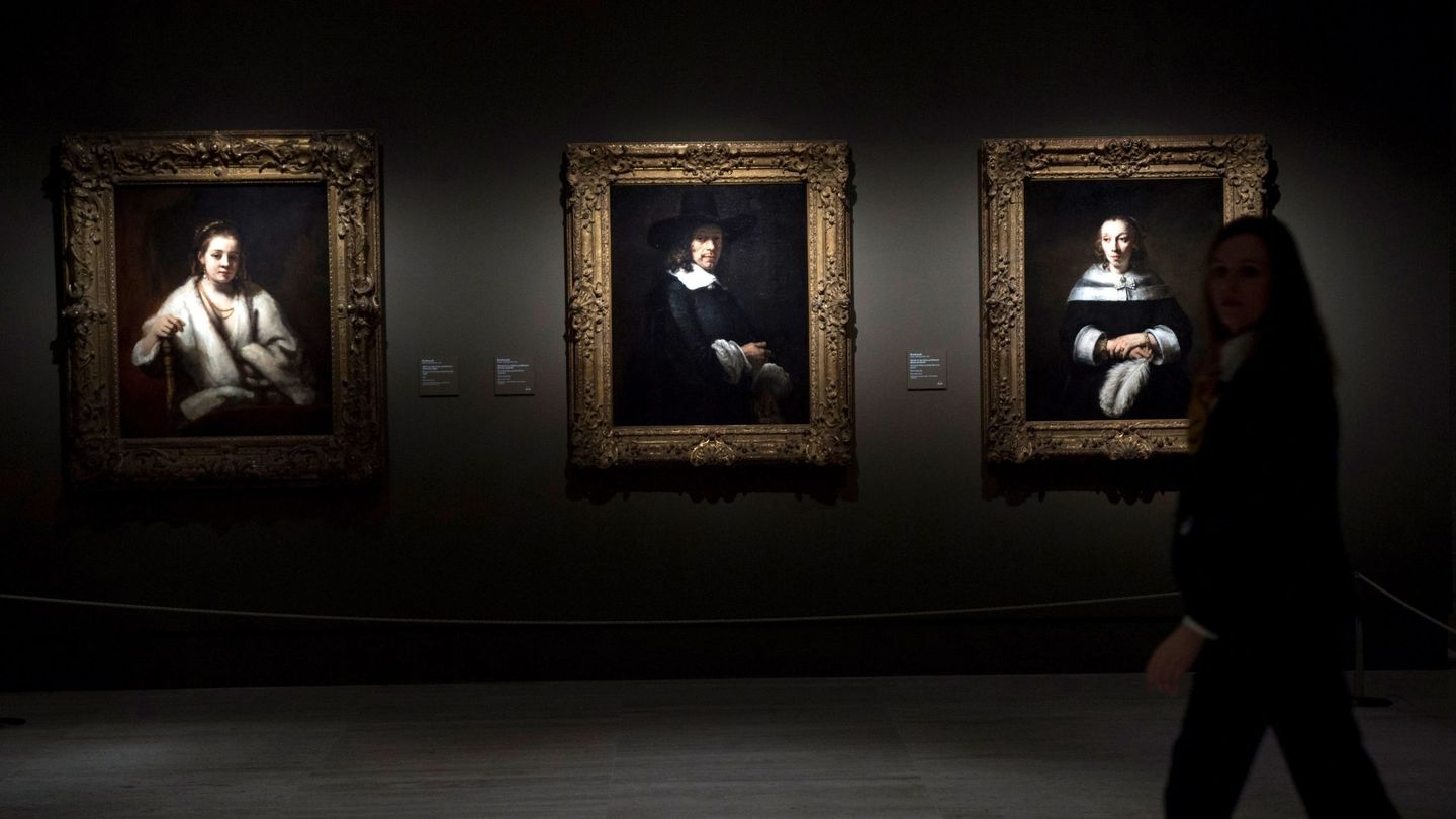 GRAF1862. MADRID, 17 02 2020.- Una mujer camina frente a varas obras del pintor neerlandés Rembrandt, que forman parte de la exposición 'Rembrandt y el retrato en Ámsterdam, 1590-1670', la muestra estrella del Museo Thyssen que reúne una excepcional selección de retratos realizados por el maestro del barroco y sus coetáneos del Siglo de Oro holandés. EFE  Luca Piergiovanni