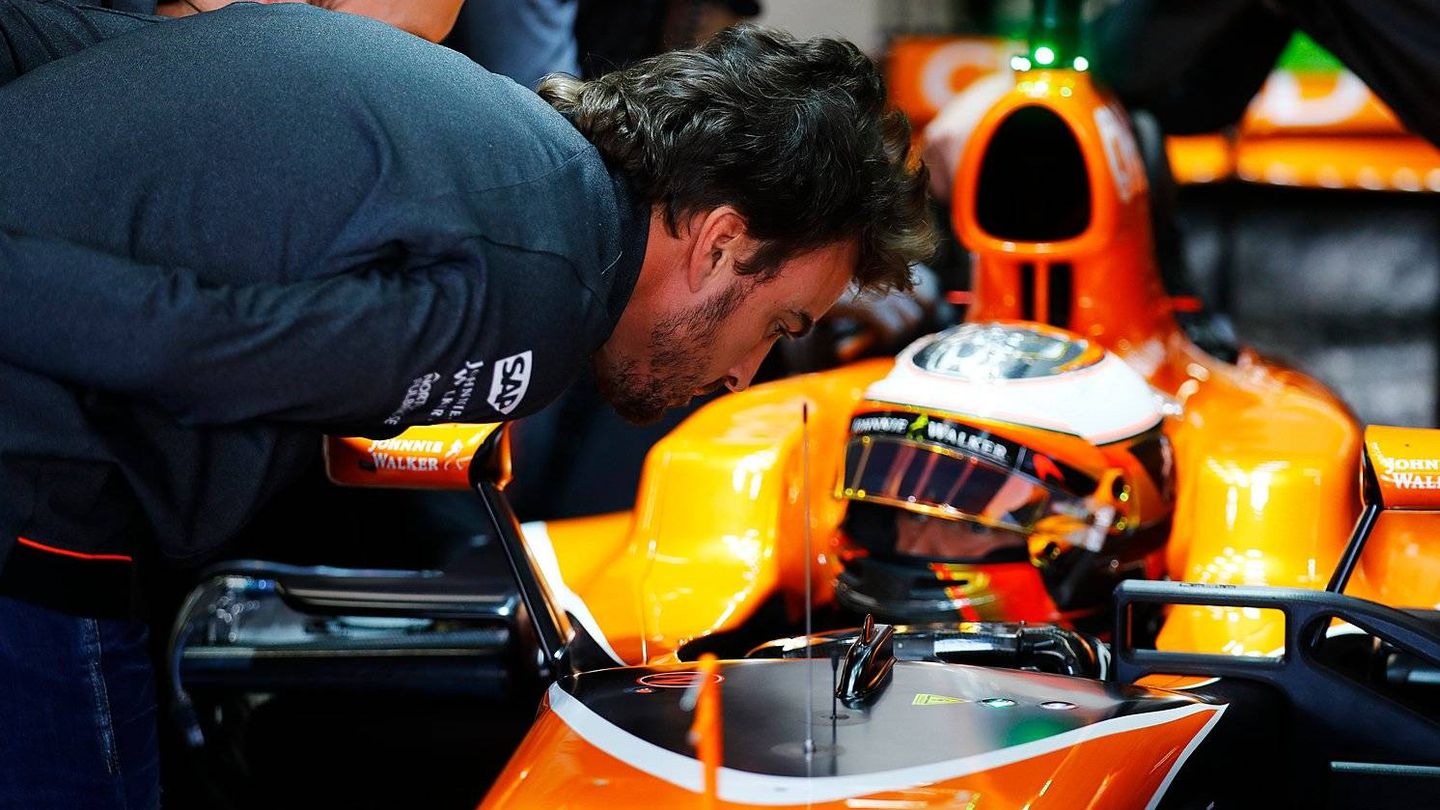 Alonso se acerca al coche de Vandoorne (McLaren).
