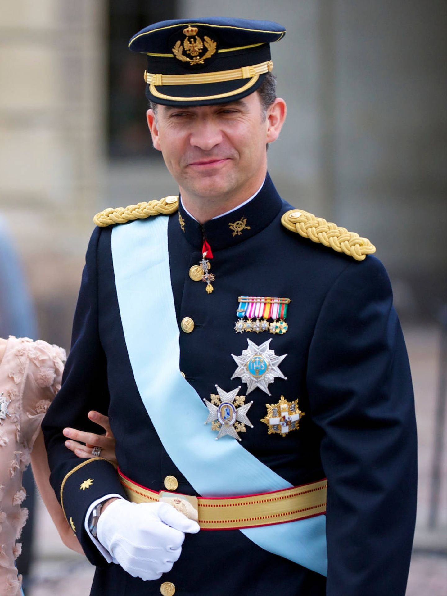 Felipe de Borbón, con la banda de los Serafines en la boda de Victoria de Suecia. (Limited Pictures)