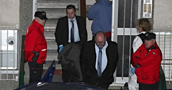 Foto: Los servicios funerarios sacan el cuerpo de uno de los miembros del matrimonio asesinado en Bilbao el pasado jueves. (EFE)