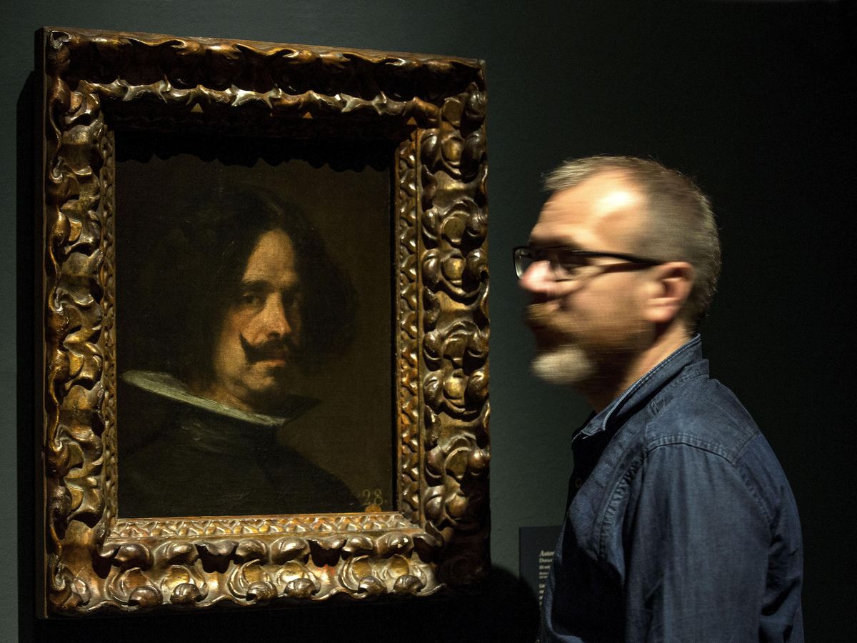 Foto: Un hombre observa el Autorretrato de Velázquez. (EFE/Manuel Bruque)