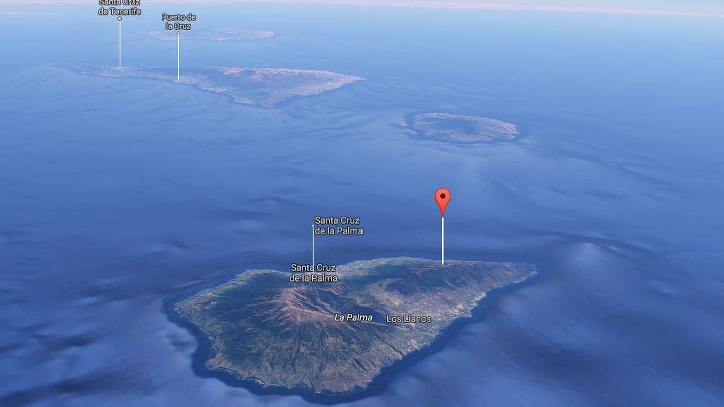 Señalado con la banderita, el volcán Cumbre Vieja en La Palma y al fondo, la isla de Tenerife (Google Maps)
