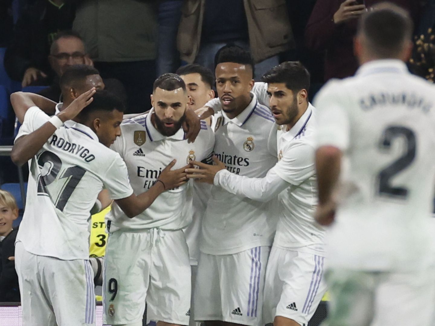 Los jugadores del Real Madrid celebran un gol de Benzema