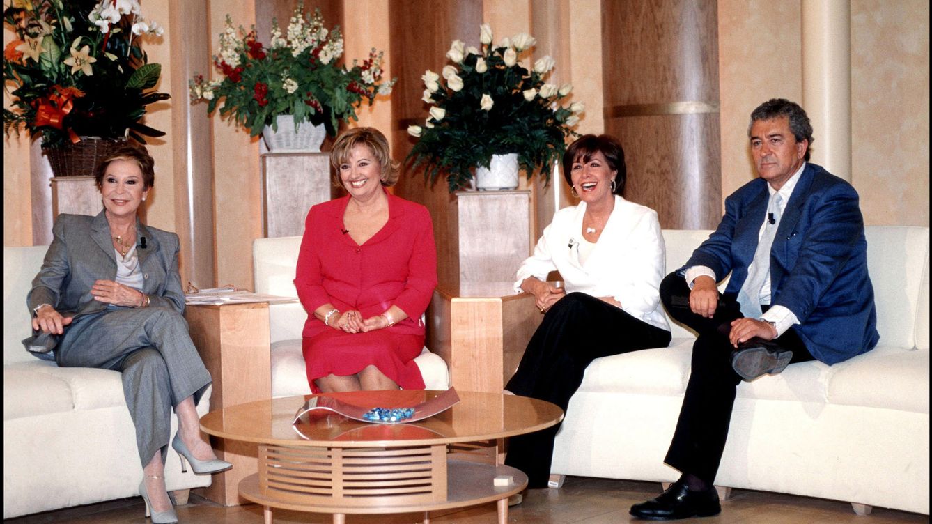 Foto: Lina Morgan con María Teresa Campos, Concha Velasco y Paco Valladares