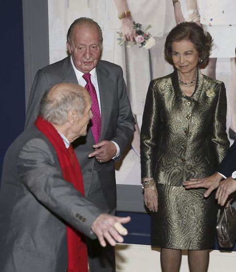 Foto: Los reyes Juan Carlos y Sofía, acompañados del pintor Antonio López, durante la inauguración en el Palacio Real. (EFE)