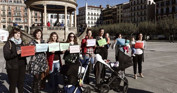 Foto: Madres exigen devolucion IRPF en Pamplona. (EFE)
