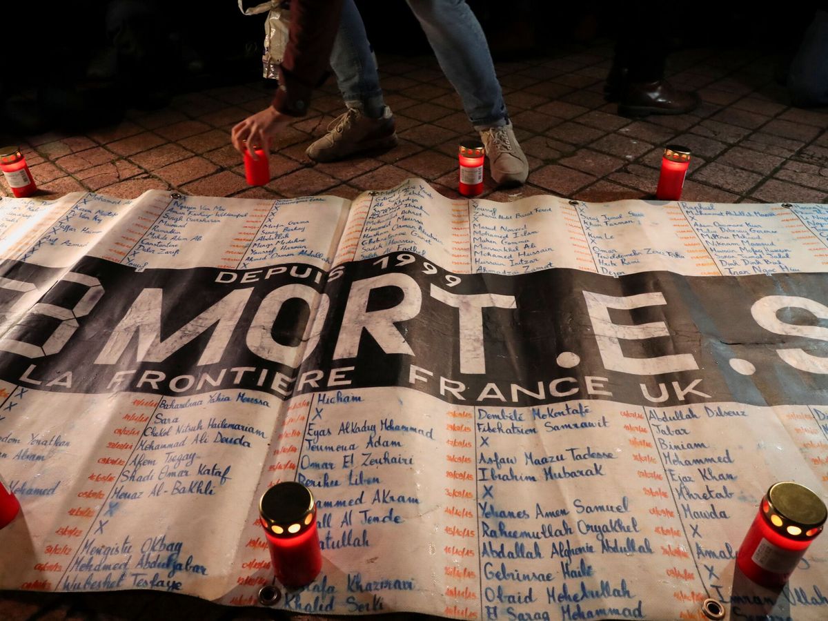 Foto: Homenaje a los fallecidos en el canal de la Mancha en Calais. (Reuters/Pascal Rossignol)