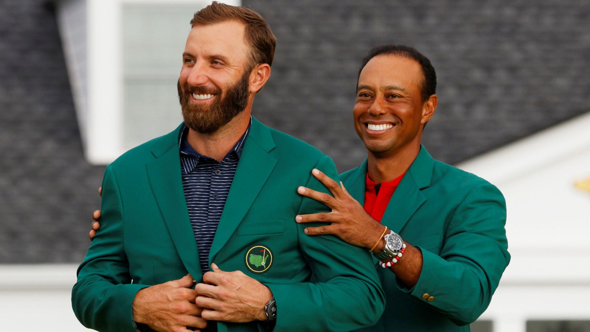 Tiger Woods entrega la chaqueta verde del Masters de Augusta a Johnson, en noviembre pasado. (Reuters)
