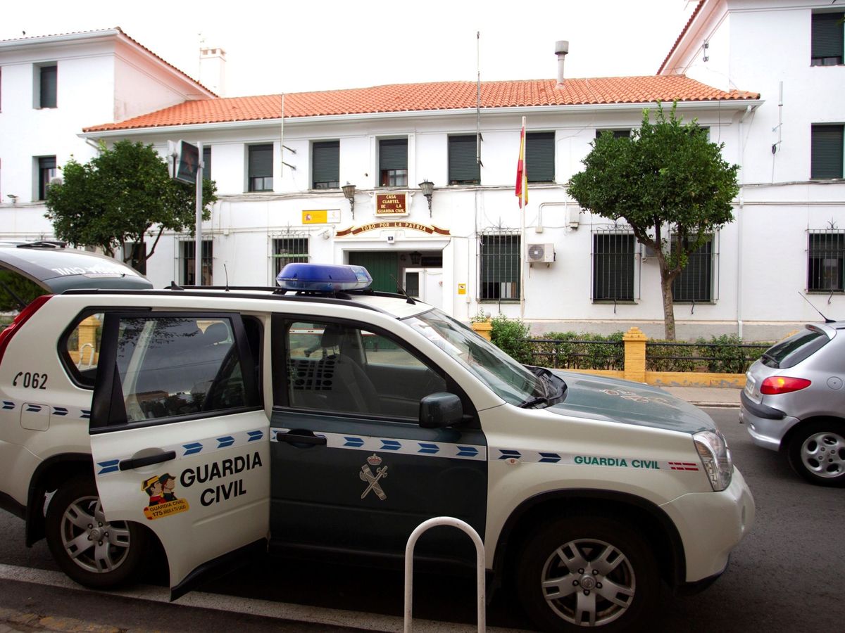 Foto: Foto de archivo de un coche de la Guardia Civil en Badajoz. (EFE/Jero Morales)