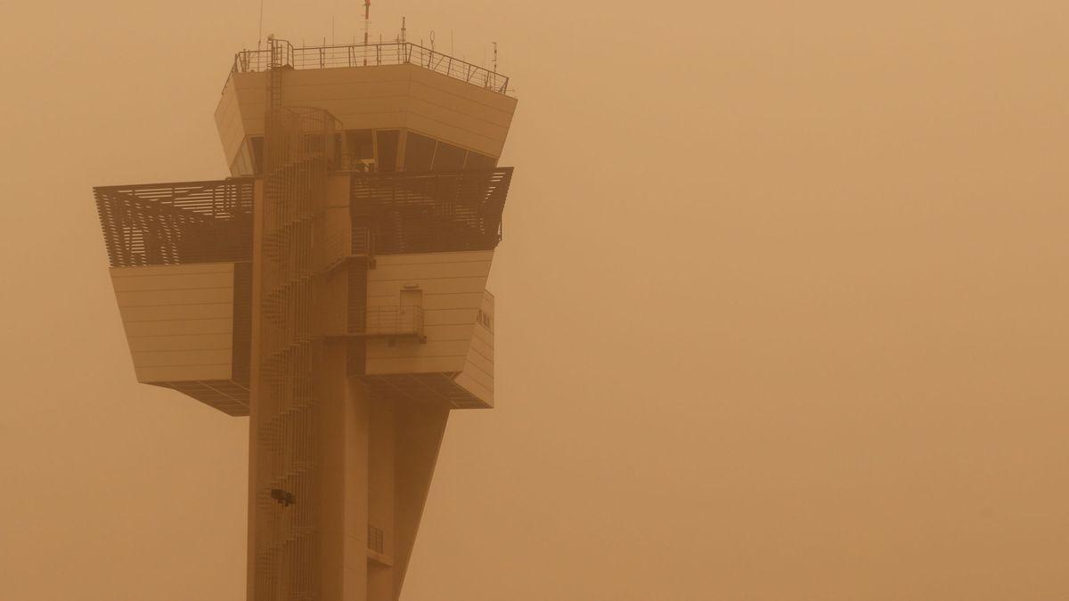 Reabre el aeropuerto de Gran Canaria, pero se mantiene la alerta por viento y calima
