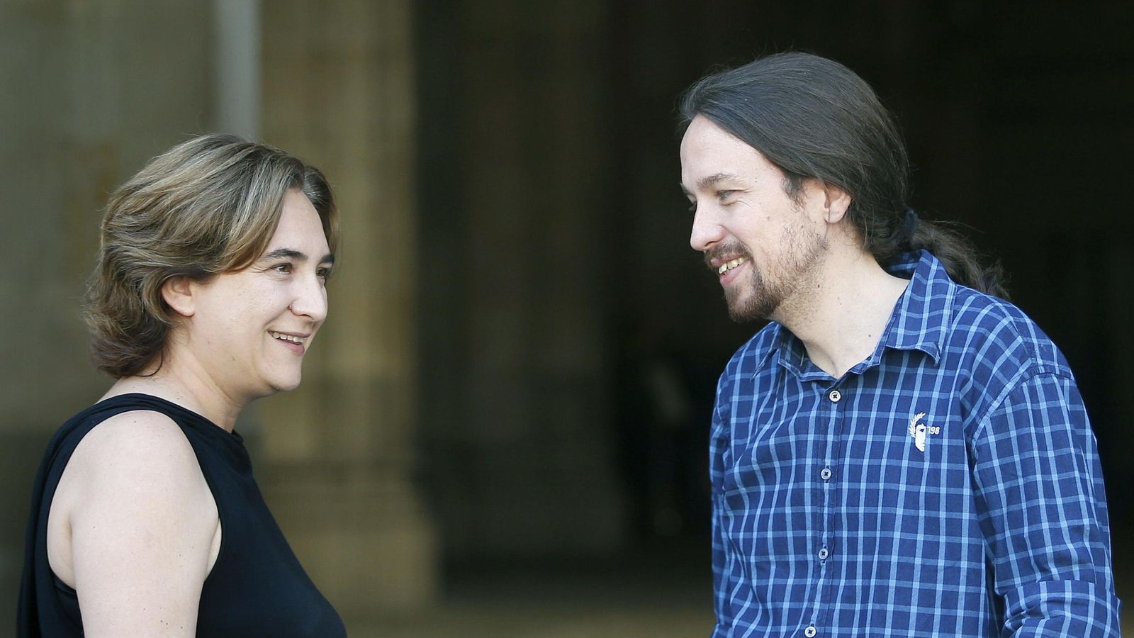 Foto: La alcaldesa de Barcelona, Ada Colau, recibe en la puerta del ayuntamiento al líder de Podemos, Pablo Iglesias. (EFE)