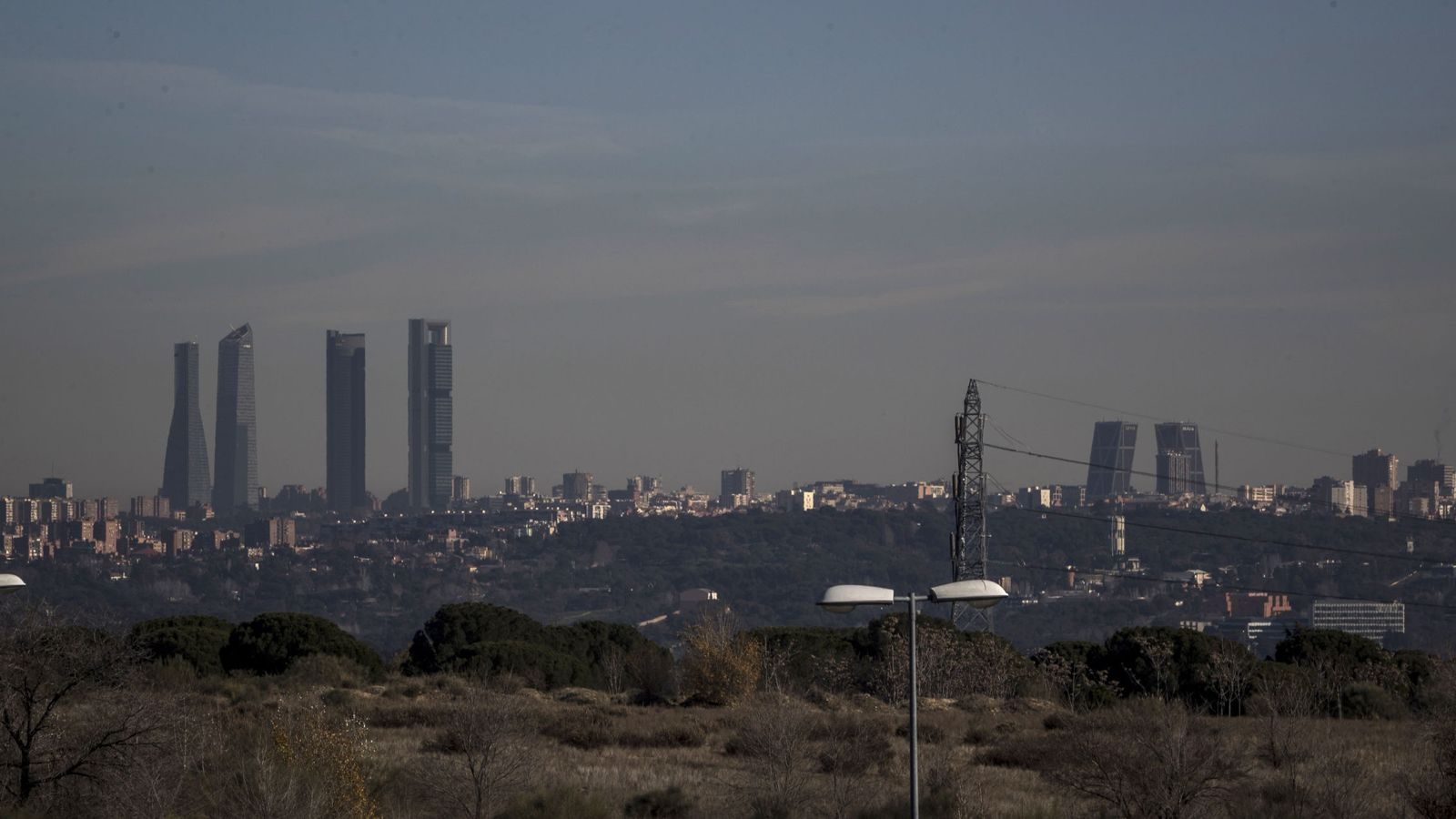 Foto: Vista de la contaminación sobre la ciudad de Madrid. (EFE)
