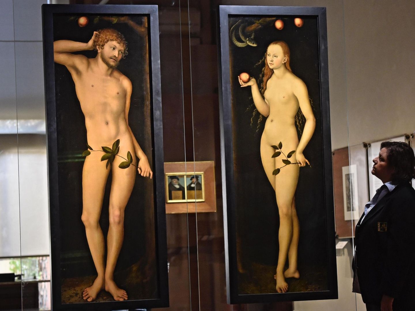 Una mujer observa la obra 'Adán y Eva', de Lucas Cranach el Viejo en Florencia. (Efe)