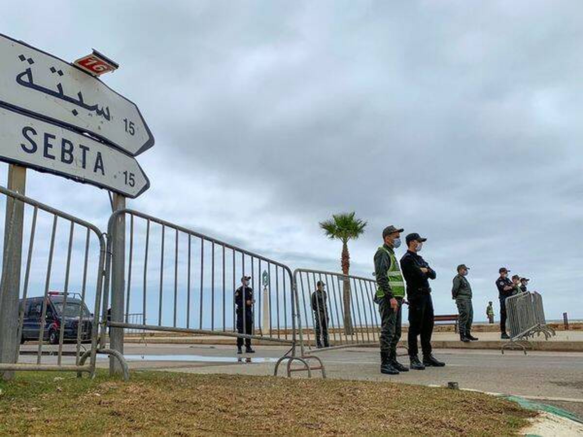 Foto: Policía Marroquí en la frontera con Ceuta. (EFE)