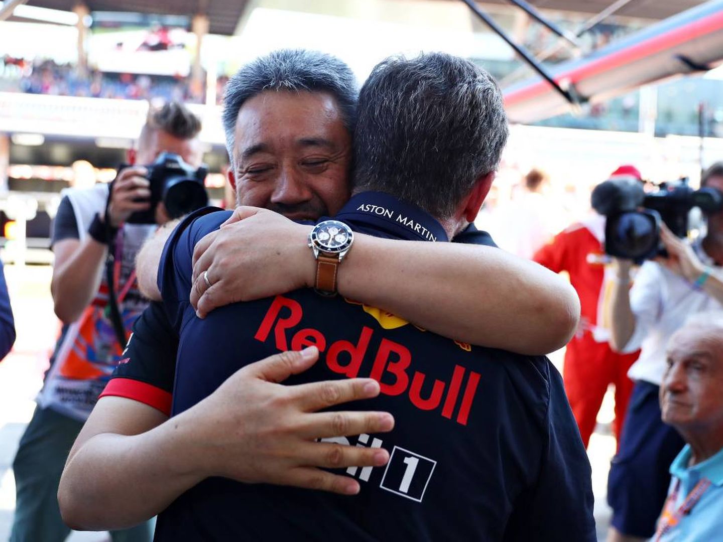 El abrazo entre Christian Horner y Mashashi Yamamoto tras la primera victoria de Honda desde su vuelta. (@HondaRacingF1)