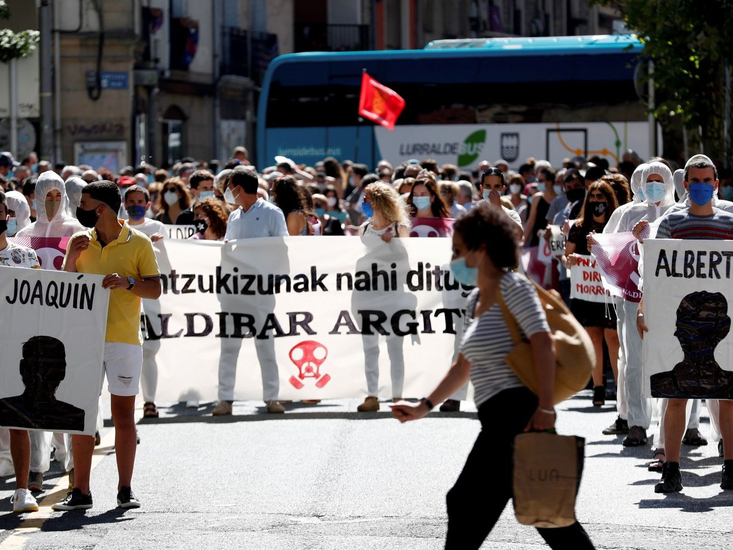 Manifestación en Eibar (Guipúzcoa) por la plataforma Zaldibar Argitu. (EFE)