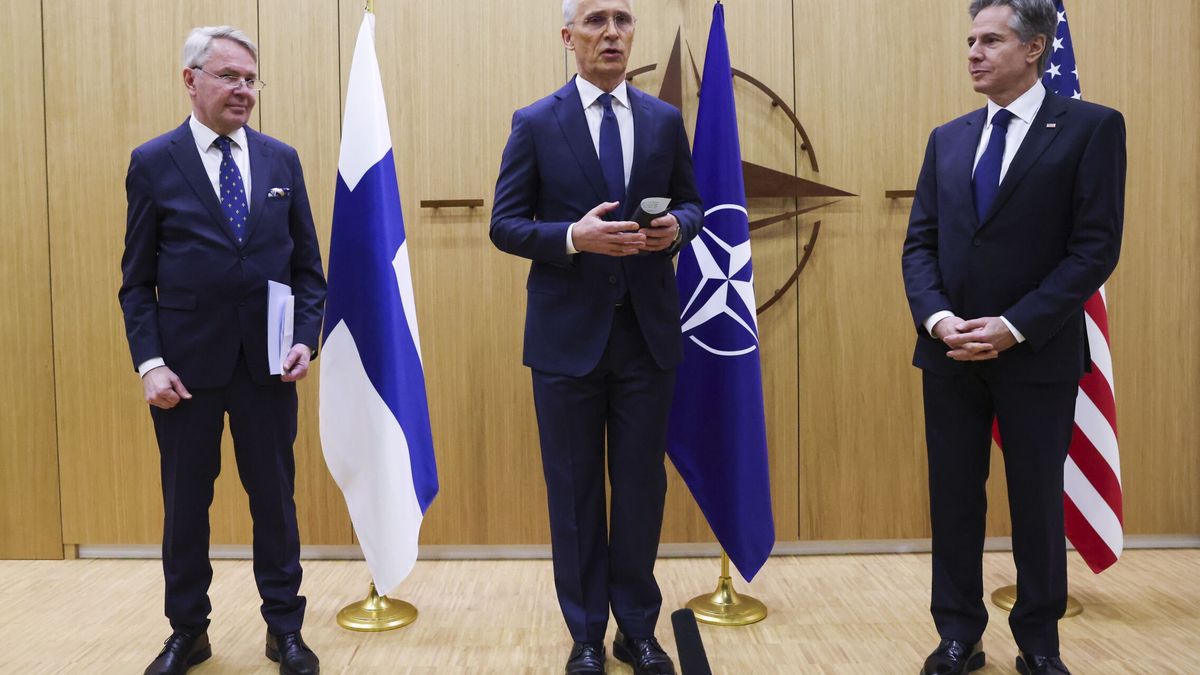 La OTAN da la bienvenida oficial a Finlandia: dobla la frontera de la Alianza con Rusia 