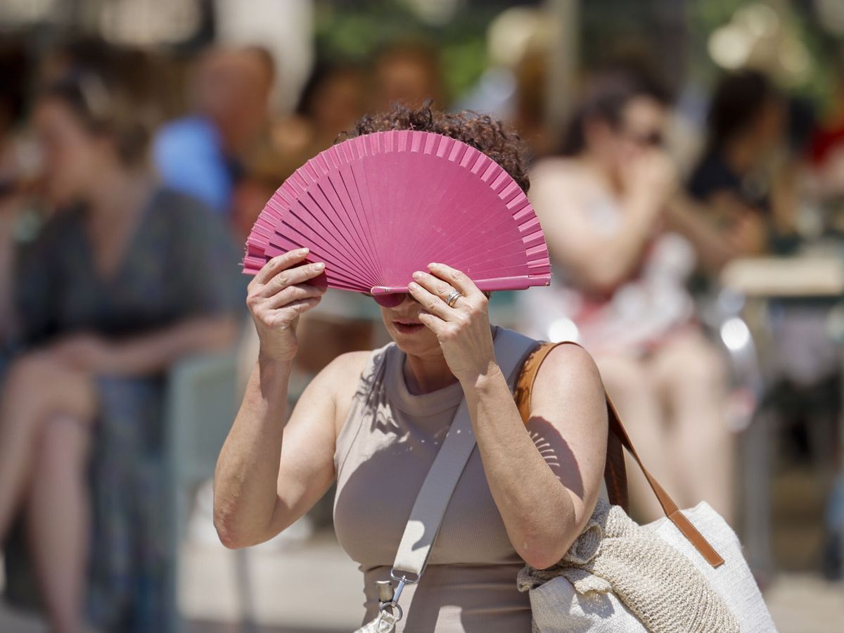 Foto: Una mujer protegiéndose del sol. (EFE/Ana Escobar)
