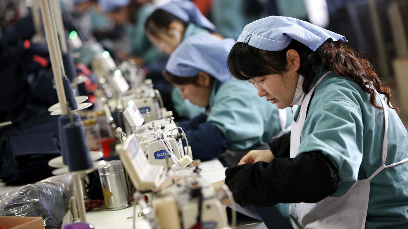 Foto: Varias mujeres trabajan en una fábrica textil de Huaibei (China). (EFE)