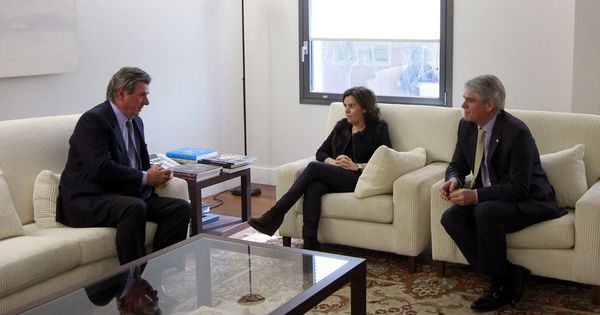 Foto: Soraya Sáenz de Santamaría y el ministro de Asuntos Exteriores, Alfonso Dastis, con el nuevo embajador de España en el Reino Unido, Carlos Bastarreche. (EFE)