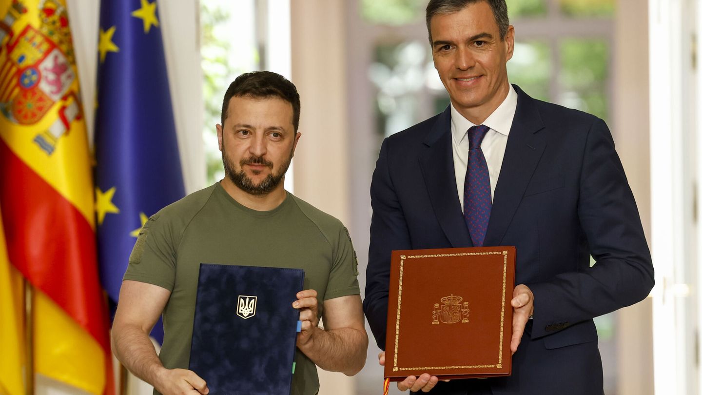 Sánchez y Zelenski​, tras firmar el 'Acuerdo de Cooperación' entre los dos países. (EFE)