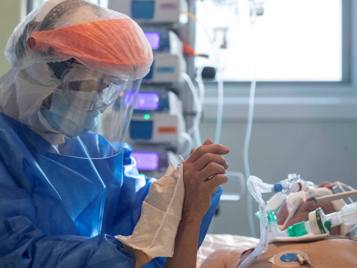 Foto: Una enfermera atiende a un paciente ingresado por coronavirus en la UCI del Hospital Reina Sofía de Murcia. (EFE) 