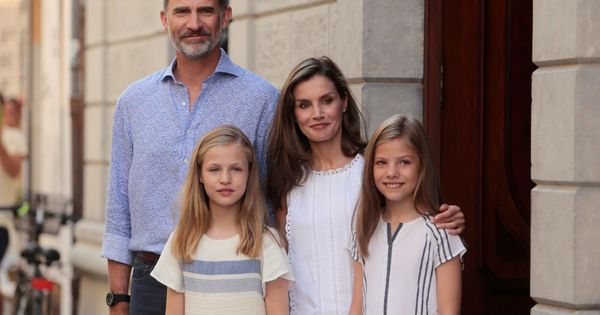 Foto: Felipe VI y Letizia con sus hijas, Leonor y Sofía. (Reuters)