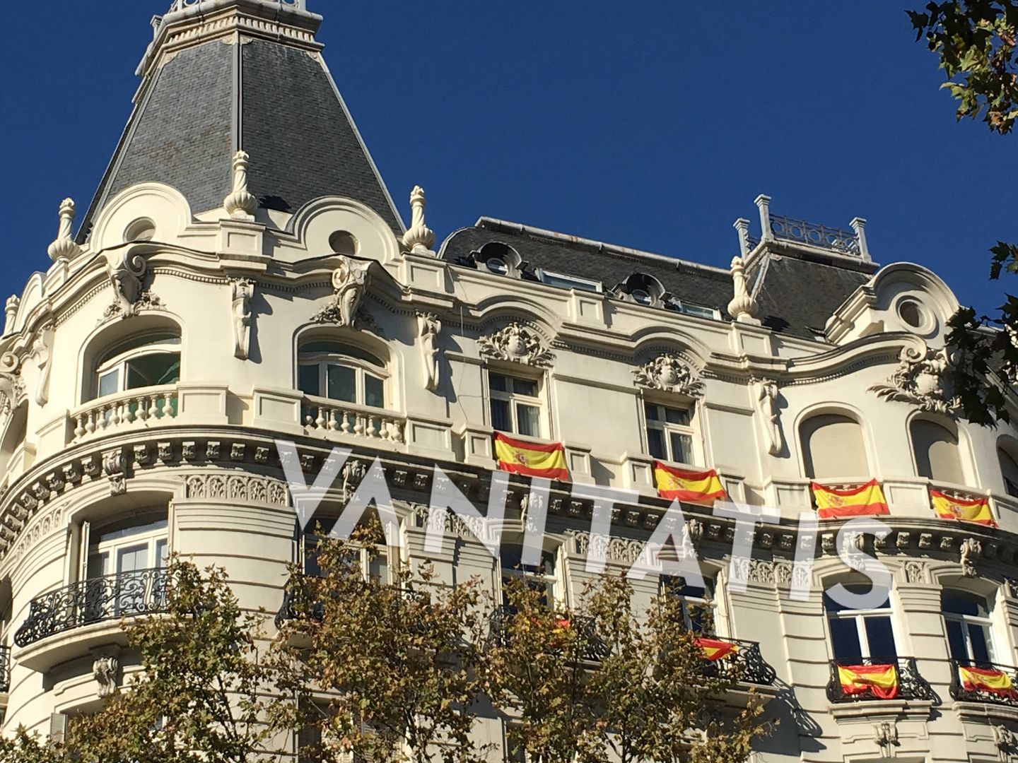 Banderas de España colgadas en los balcones del ático de Marta Ortega. (Vanitatis)